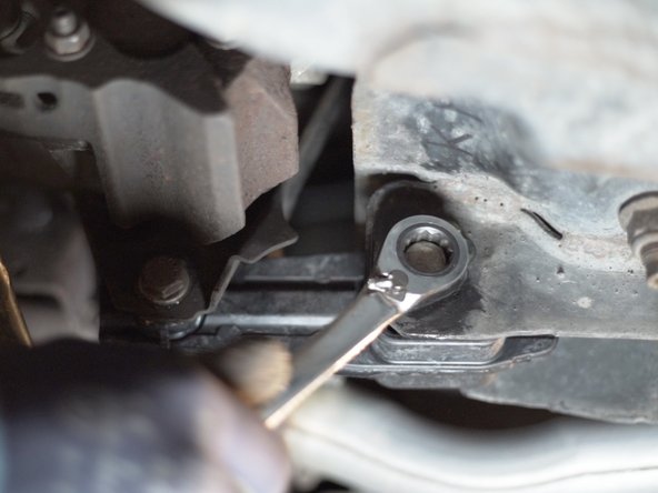 Resserrer-la à l'aide de la clé plate de 16