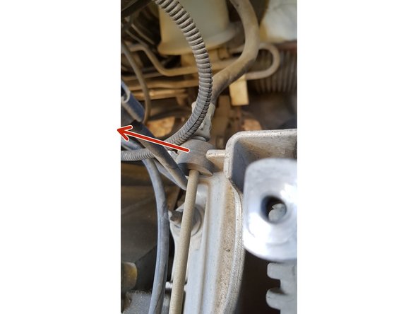 Tirez sur le tuyau pour sortir le silentbloc de son logement.