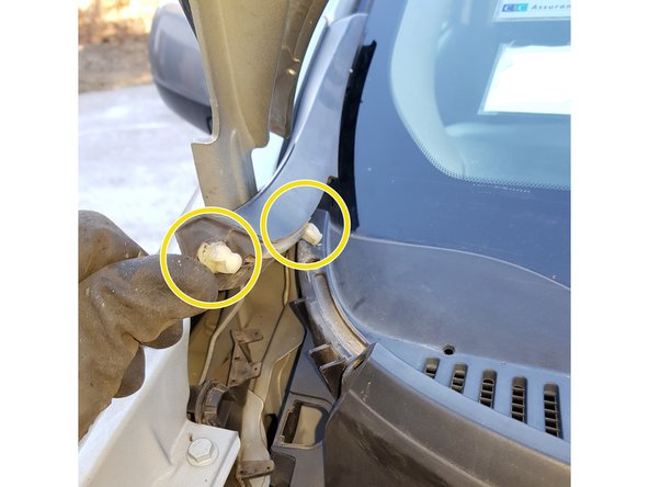 De chaque côté du tablier retirez les carters de protection en tirant dessus. Il sont maintenus par 2 clips en plastique.