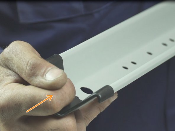 Insérer à chaque extrémités du rail les 2 protections en plastique