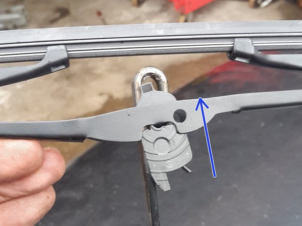 Pousser l'attache plastique a l'interieur du bras d'essuie-glace