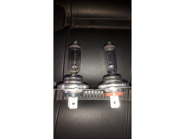 Comparer la nouvelle ampoule avec l'ancienne.