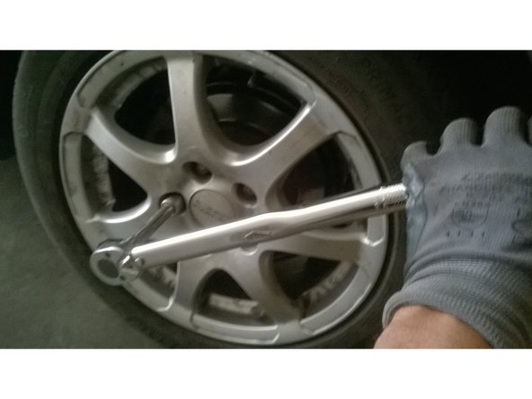 Remettre la roue et la serrer à la clé dynamométrique à 11 daNm.
