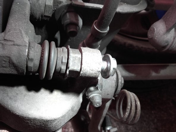 Dévisser la vis de 13 et retirer la douille.