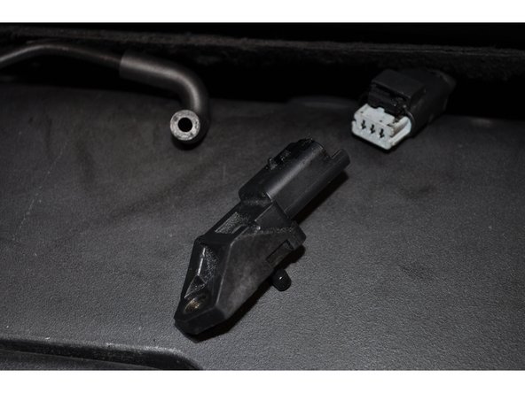 Puis débrancher le connecteur à droite.