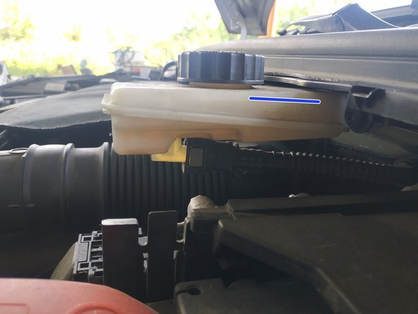 pour info, le niveau maxi est indiqué sur le côté droit du réservoir