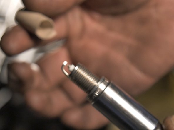 Placer la nouvelle bougie sur la douille  et retirer la protection en papier