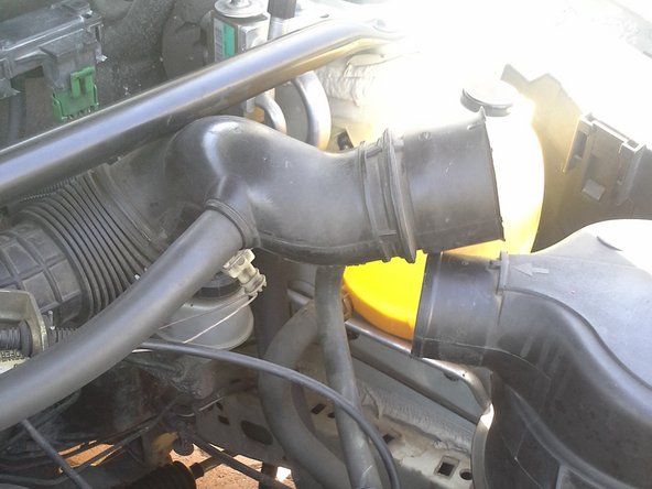 Pour être sûr que la durite est bien insérée, l'encoche doit faire face à la flèche