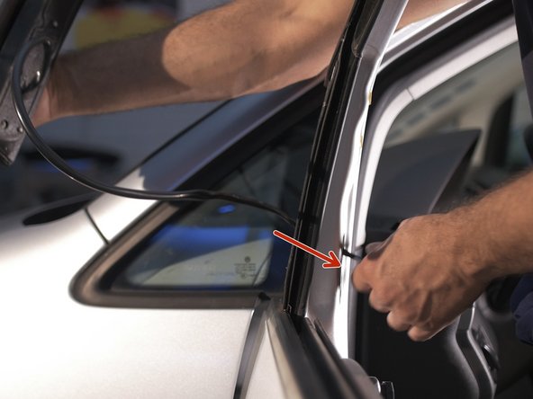 Faire passer le connecteur du rétroviseur dans le trou dédié