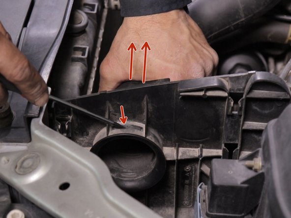 A l'aide d'un tournevis plat appuyer sur le bout du manchon d'arrivée d'air et l'extraire  de son emplacement