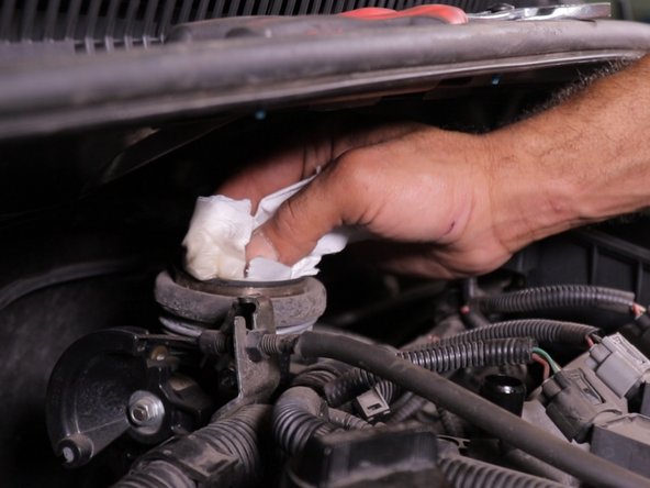 Nettoyez à l'aide d'un chiffon le tuyau d'admission d'air