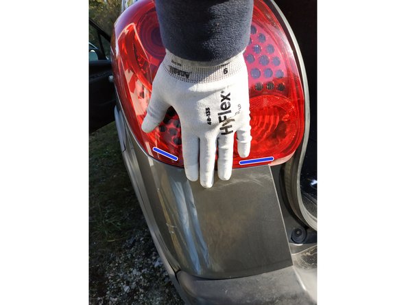 ainsi que l'arrière, qui doit être à fleur de pare-chocs