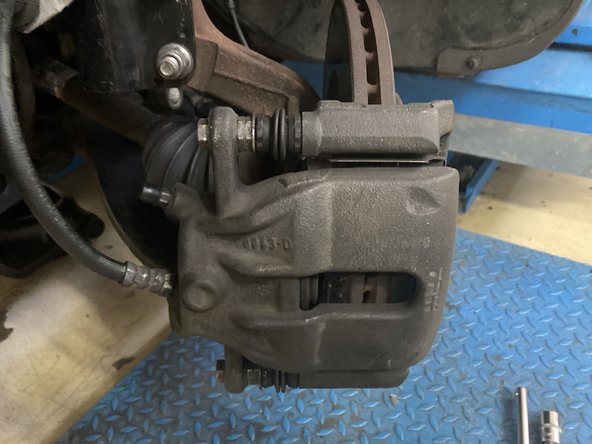 Ensuite tournée le volant de Sorte que l’étrier sois vers vous.