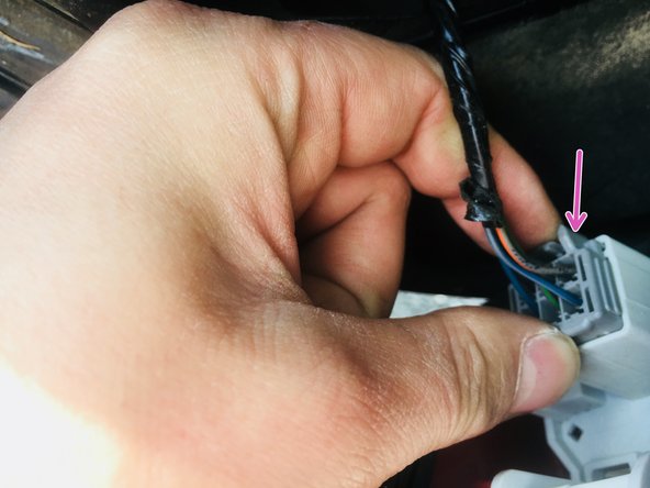 Débrancher la fiche d'alimentation électrique. Pour cela il faut appuyer sur la languette de maintient et tirer pour libérer la fiche.