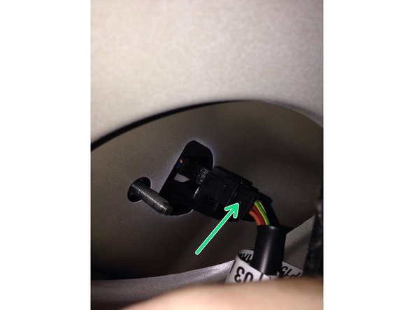 Quand vous rebrancher la fiche, faites attention de ne pas trop forcer et de faire tomber le phare, tenez le en même temps.