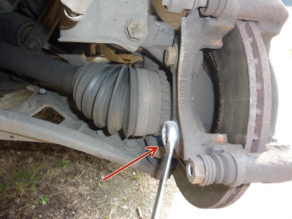 Débloquer et dévisser les vis à l'aide d'une clé plate mixte de 18.