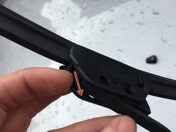 Une fois le balais bien poussé vers le haut de la tige, tirez vers vous les deux griffes (flèches), jusqu'à les avoir à 90°C (photo 3).