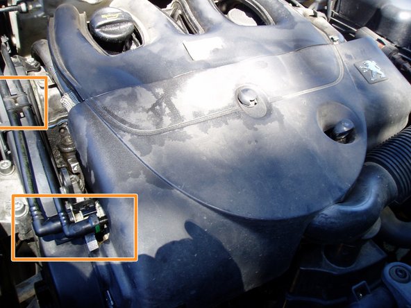 En appuyant sur la tirette verte ou blanche, déconnecter les tuyaux d'arriver et retour gasoil. Mettre un chiffon sur les orifices.