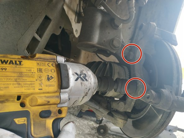 dévisser les 2 vis de maintien du porte-étrier, clé de 18 mm