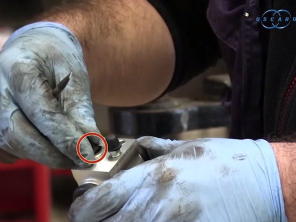 Repositionner le maître cylindre sans oublier d'extraire le capuchon