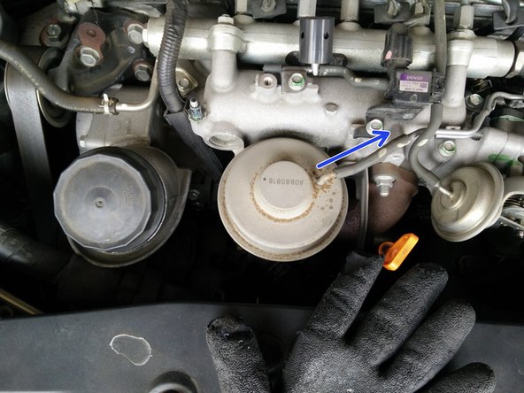 Débrancher la durite (il suffit de tirer dessus)