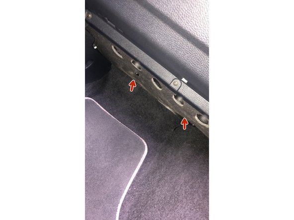 Replacer la protection en mousse en vissant les deux vis plastique