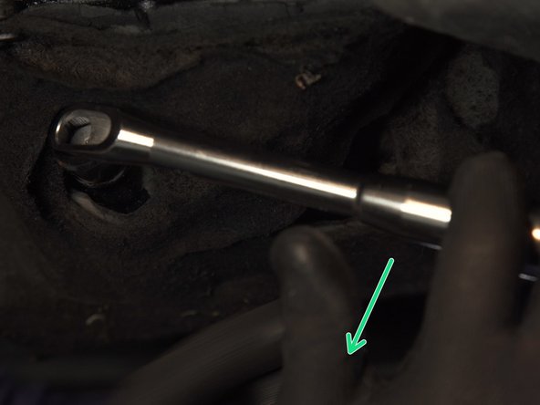 Resserrer le bouchon à l'aide d'une clé à pipe de 19