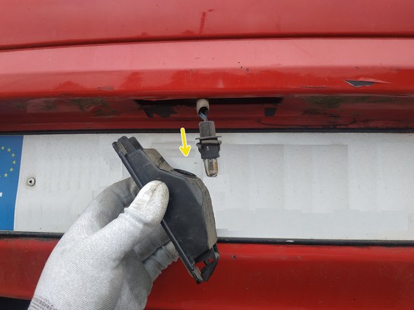 faire tourner le porte-ampoule pour le libérer