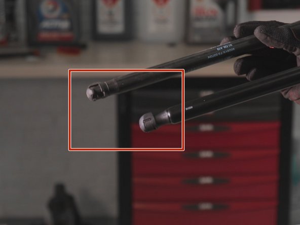 Comparer l'ancien et le nouveau vérin de coffre (dimensions,attaches)