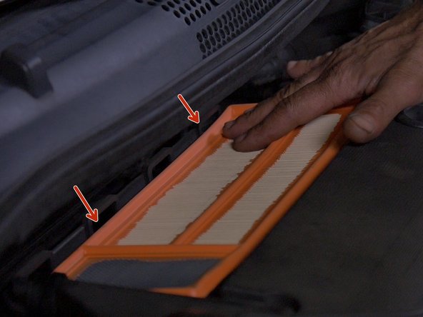 Repositionner le nouveau filtre à air dans la boite à air,bien vérifier que le filtre soit bien insérer