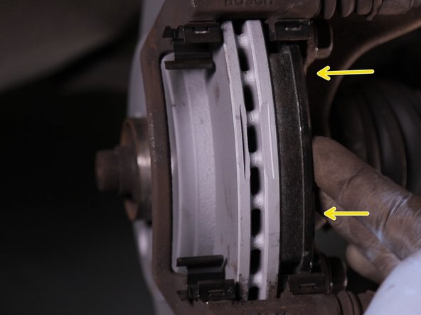 Repositionner les deux nouvelles plaquettes de frein, bien vérifier qu'elles soient bien plaquer contre le disque