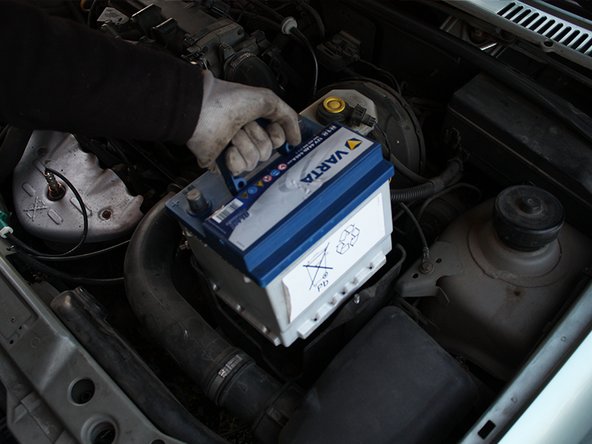 Positionner la nouvelle batterie dans le bon sens c'est à dire bornes coté cosses.