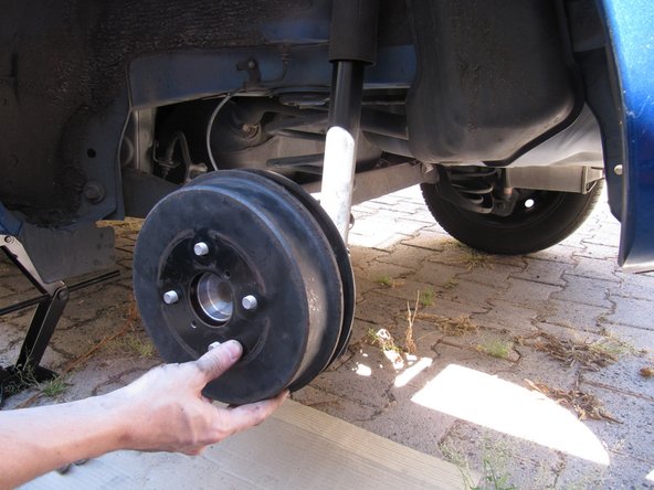 Visser doucement les 4 vis en passant par les trous avec la clef de 14. Vérifier que tout est en place. Clipser le connecteur ABS à l’arrière et son cache plastique.