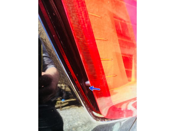 Veillez à ce que les 2 encoches sur l'extérieur du feu s’emboîte dans la carrosserie.