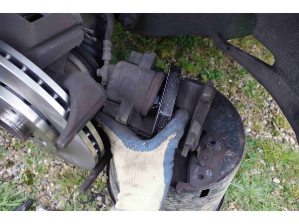 Attention toutefois à ne pas faire de zèle, et à bien protéger le joint du piston lors de cette opération !