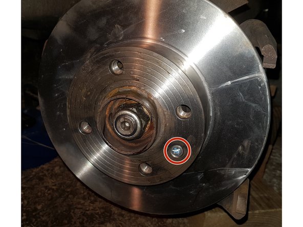 Posez le disque et fixez-le avec sa vis.