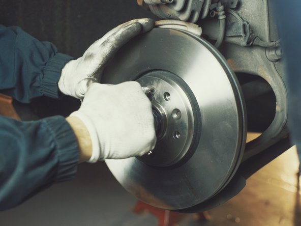 Replacer les vis de maintient sur le disque et les resserrer à l'aide de la clé Torx T30