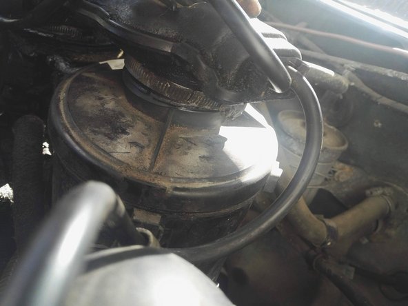 Ouvrir les 2 colliers de fixation et désolidariser le boitier d'admission d'air