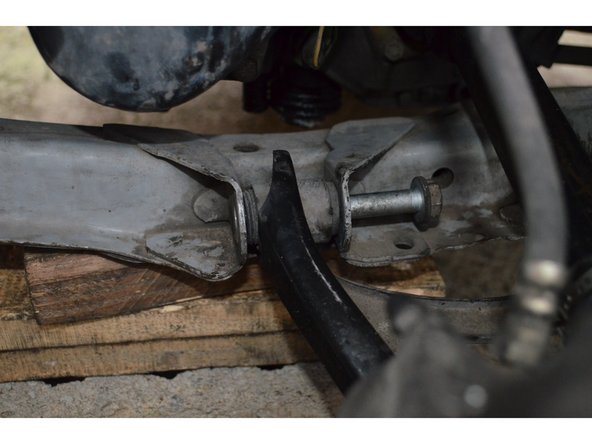 Une fois ces 3 boulons retirés il faut chasser la rotule.