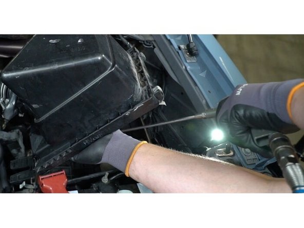 Étape 7 Nettoyez le couvercle de filtre à air et le boitier.