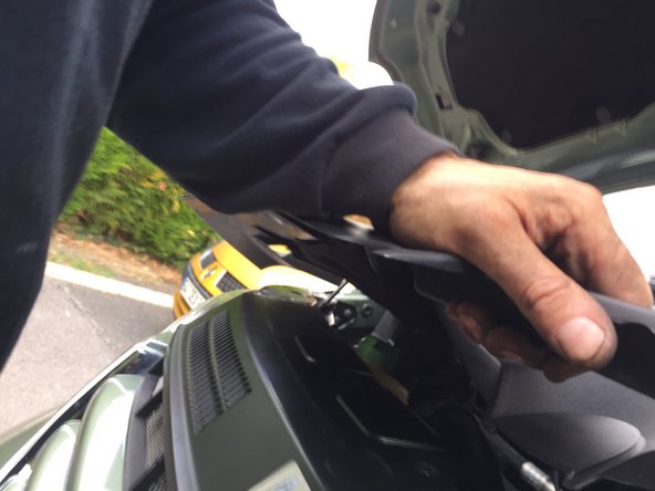 Une fois le cache batterie dévissé, soulevez vers le haut et le tirer vers soi puis il sort ..