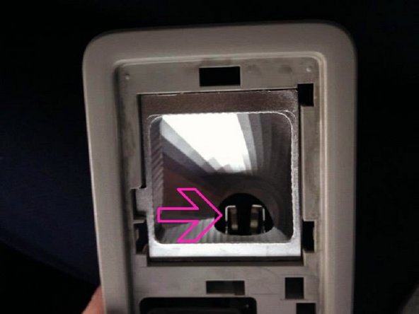 Vous avez maintenant accès aux ampoules, retirez les avec vos doigts ou à l'aide d'un petit tournevis plat puis mettez vos autres ampoules à la place et dans le même sens.