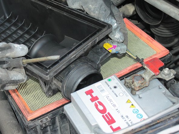 Sortir l’ensemble couvercle boite à air-débitmètre du compartiment moteur.