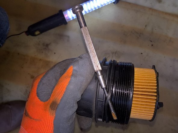 Pose filtre Valéo. Changer joint fourni sans le vriller en respectant l'angle de pose. Je préfère faire comme ceci dans cet ordre bien que la notice du filtre dis l'inverse pour ne pas forcer sur le vissage de ma cloche qui doit alors forcer pour agrandir le trou dans haut du filtre et ceci risque d'abimer le filet plastique de la cloche en serrant