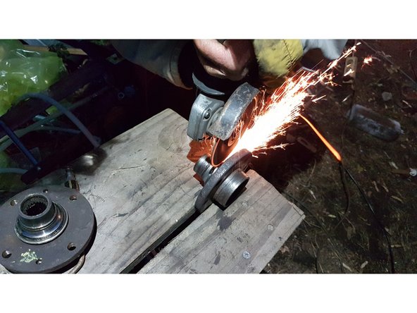 Avec un extracteur, il n'y a pas de prise possible, et au marteau et au bureau, on risque d'abimer le moyeu.