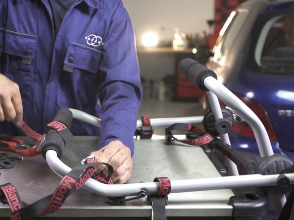 Placer les dernières sangles tout autour du porte vélos