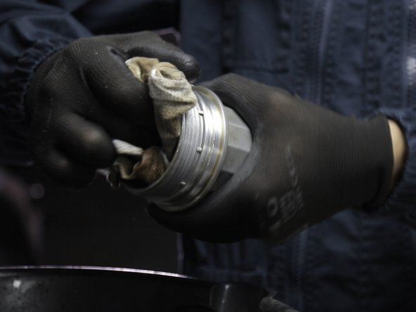 Nettoyer avec du nettoyant frein la cloche du filtre à huile