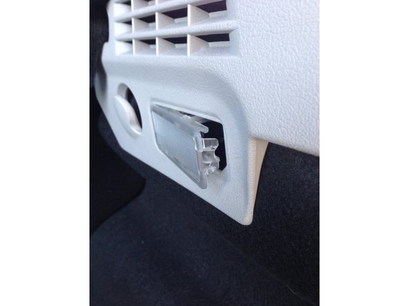 Pour declipsser le module du coffre, vous devrez utilisé un petit tournevis plat en faisant levier à partir du côté droit vous arriverez à le sortir puis finir à la main délicatement pour l'enlever.