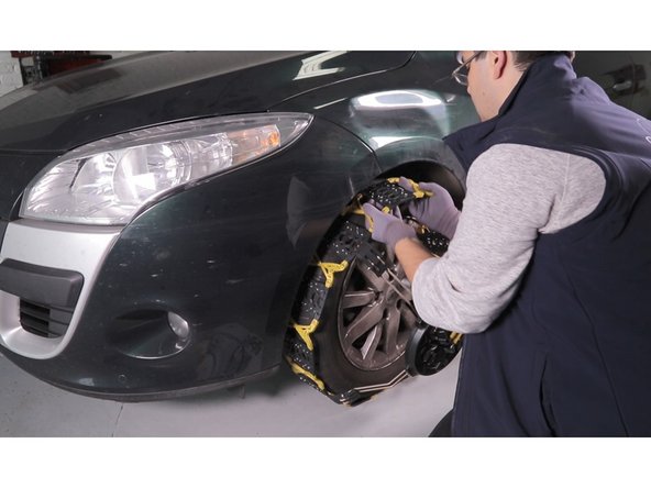 Vérifier que la poignée de tension soit bien sur la position ouverte pour finir de positionner la bande roulement sur le haut du pneu et tout autour de la roue.