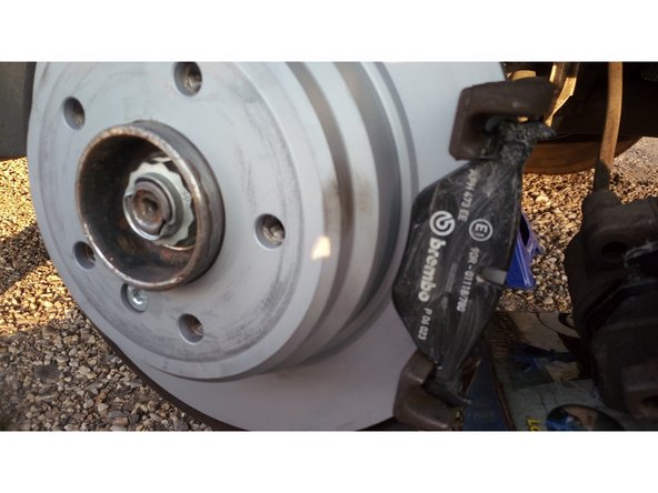 Poser l'autre plaquette sur le support d'étrier